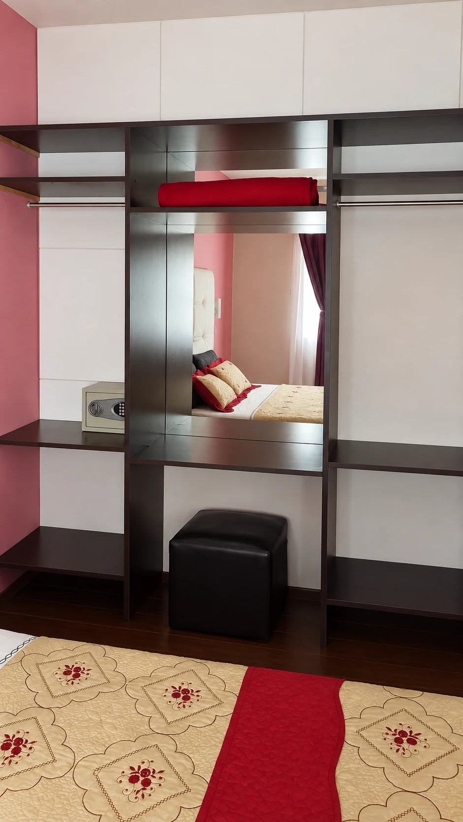 Espejo y mobiliario de la habitación doble