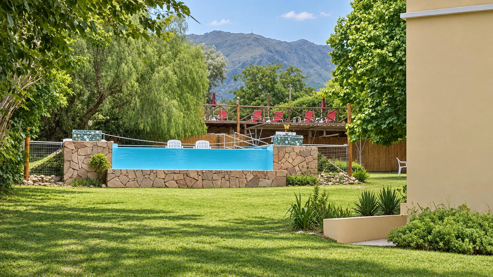 Pileta y jardín de Tierra del Sol con vista a las sierras