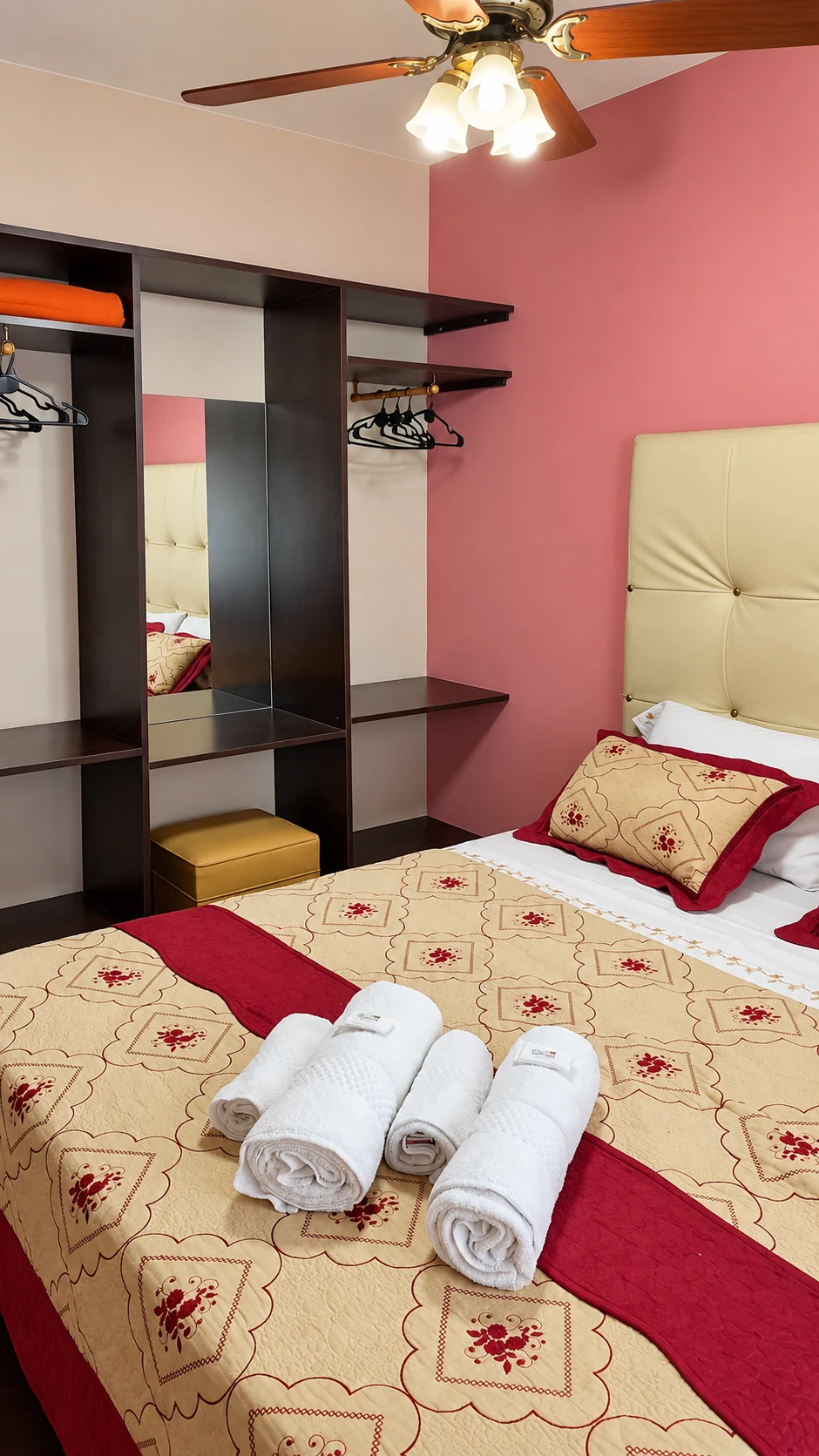 Mobiliario y cama de la habitación doble