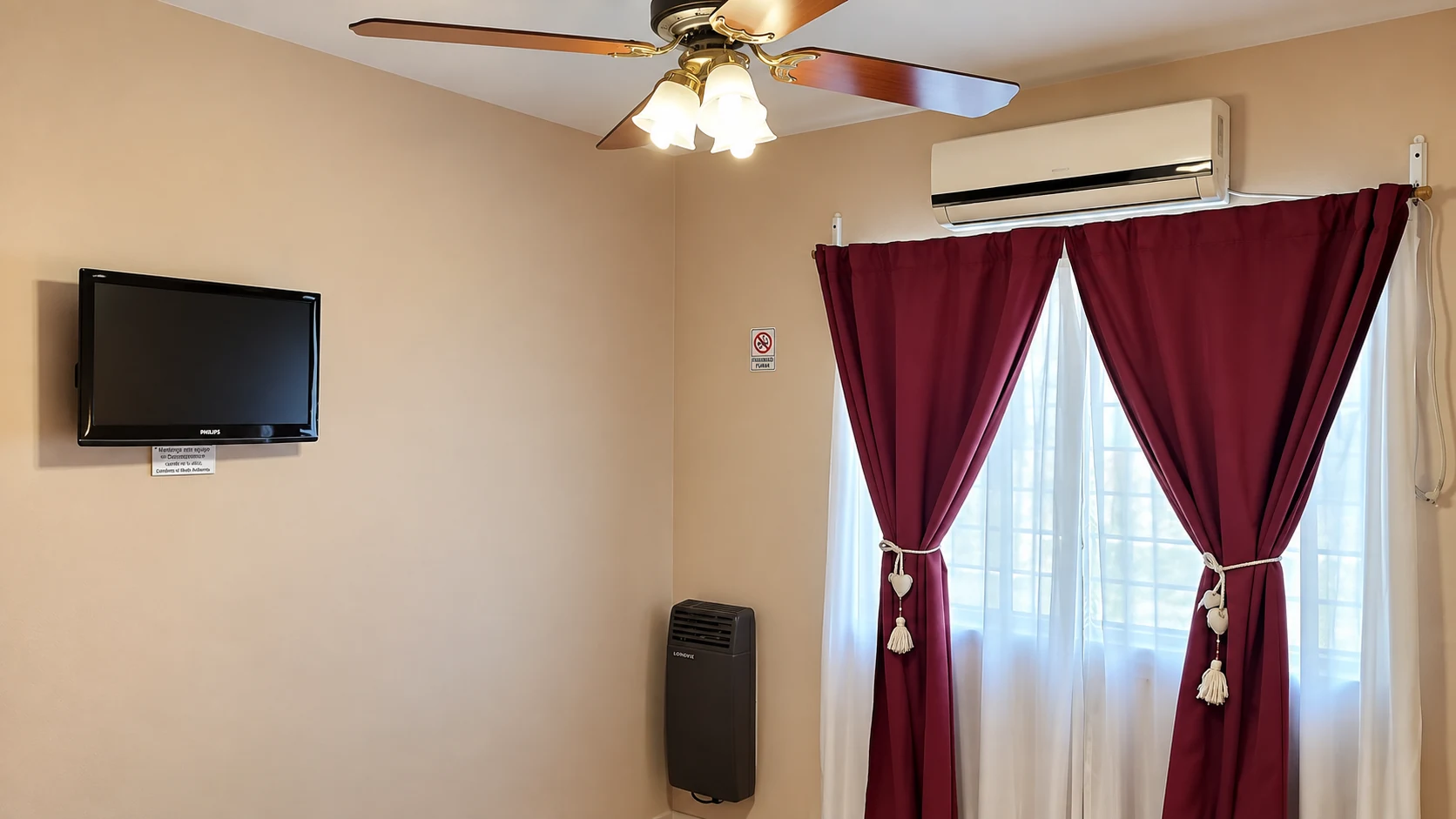 Ventana y televisor de la habitación doble